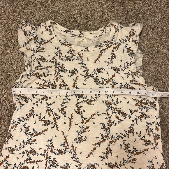 Maurices White floral Blouse with small ruffled sleeves size L - Picture 7 of 8